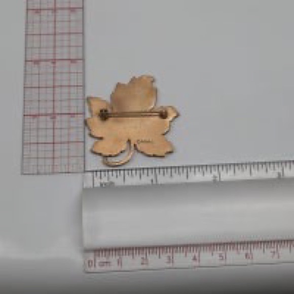 Maple leaf MMA brooch enamel inlay Metropolitan museum of the Arts MMA Canada - Picture 3 of 7